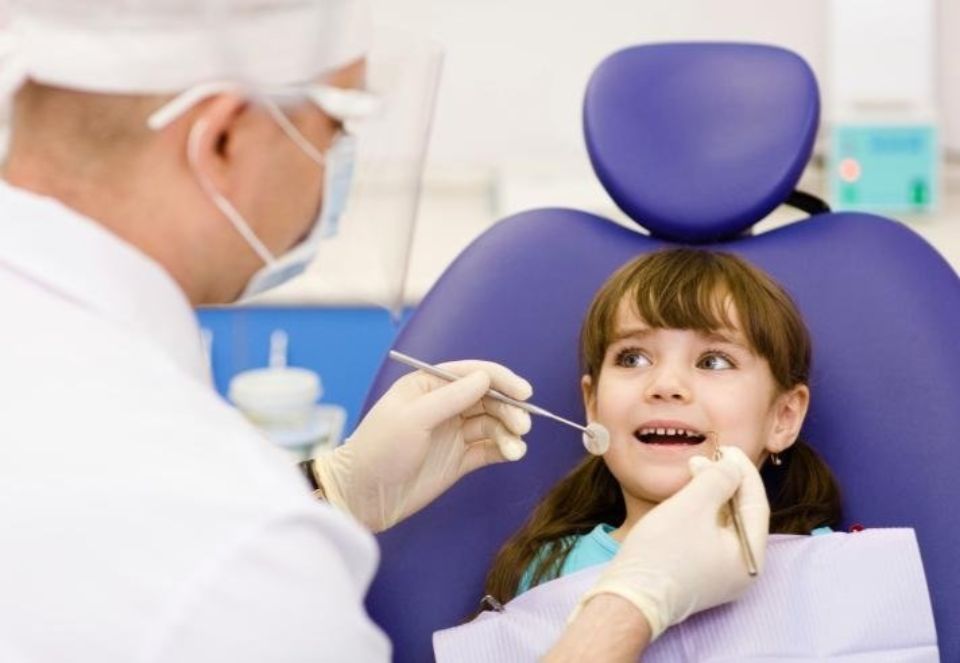Bambina dal dentista