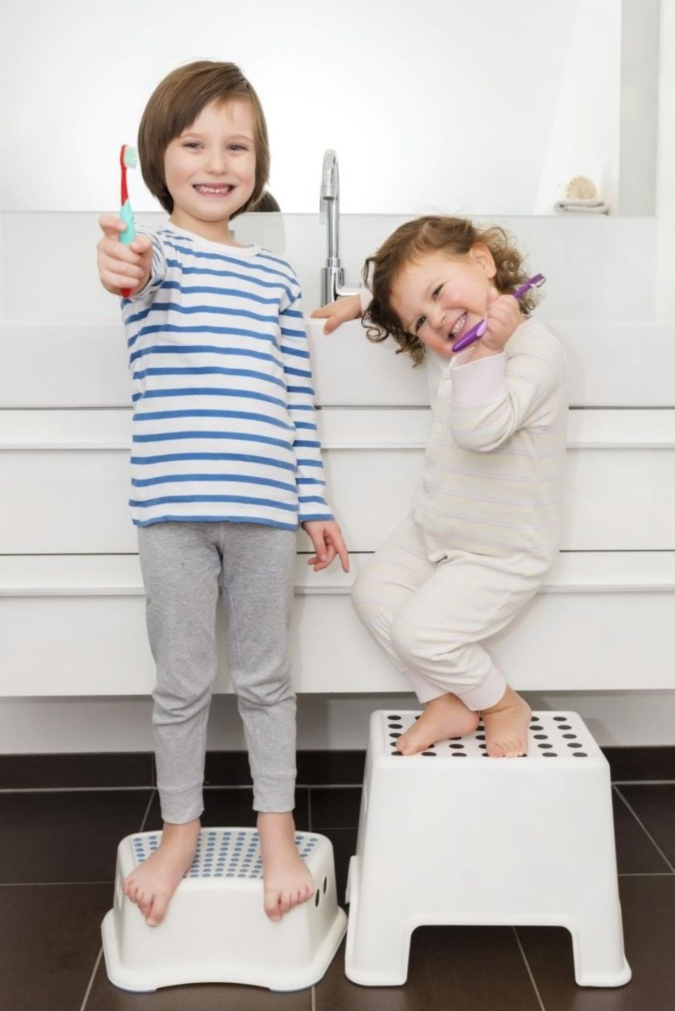 Bambini con spazzolini