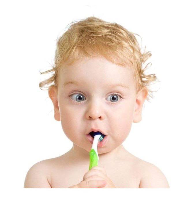 Bambino piccolo con spazzolino