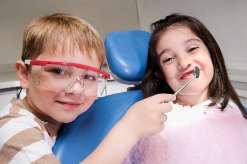 Bambini che giocano al dentista