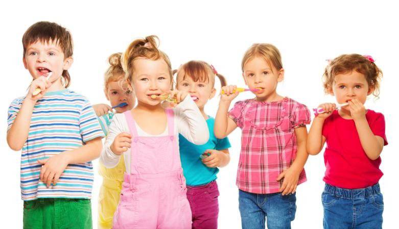 Bambino con spazzolino