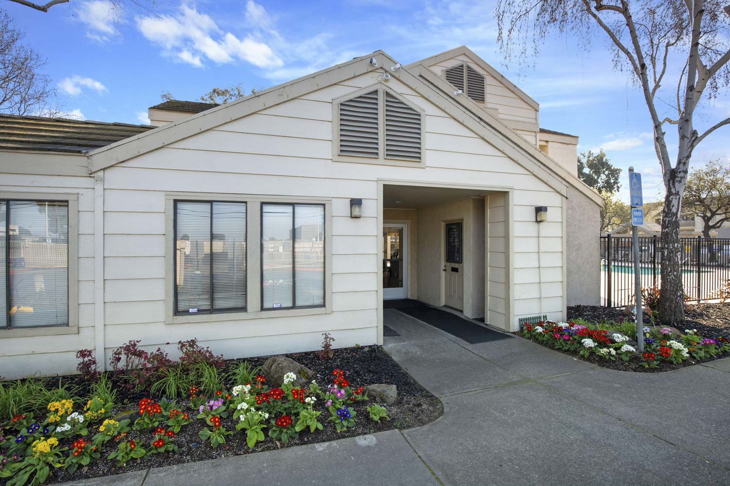 Entrance | Lakeshore Apartments