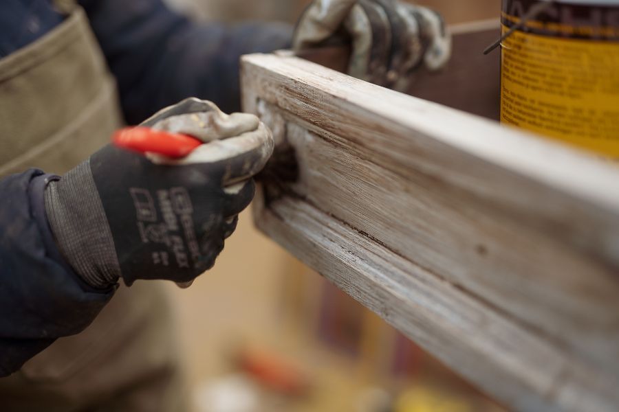 restauro di un arredo in legno