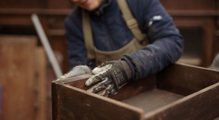 restauratrice del laboratorio