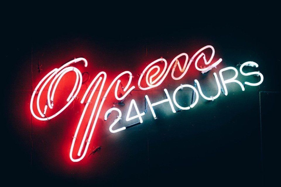 Insegna al neon per locali aperti 24 ore su 24