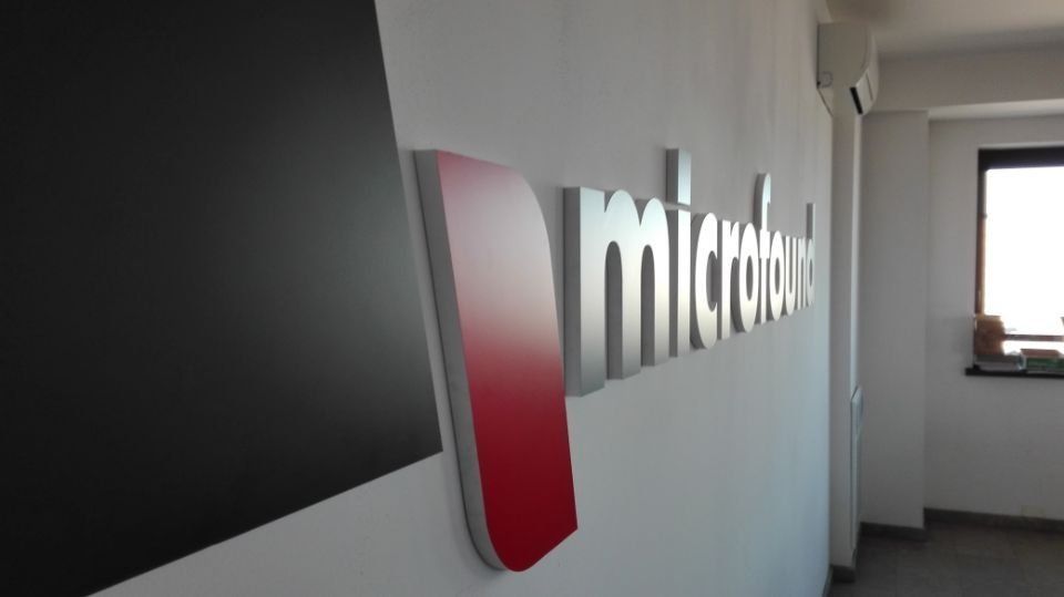 insegna non luminosa per attività commerciale