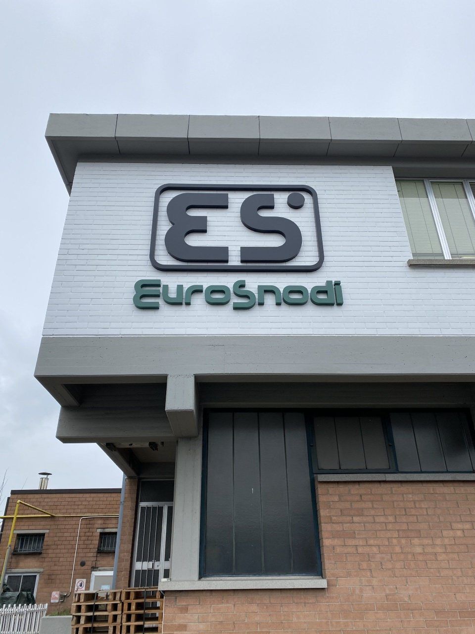 insegna non luminosa con logo aziendale