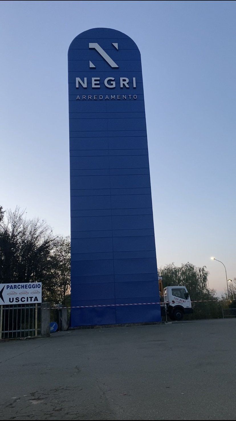 totem per la pubblicità di una ditta