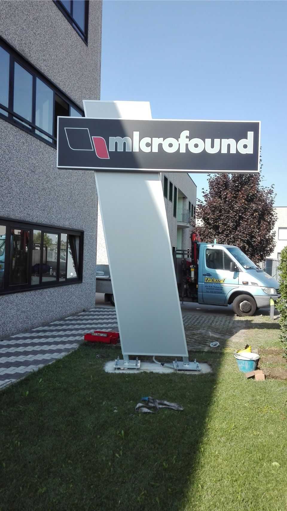 totem per un'attività commerciale con logo aziendale