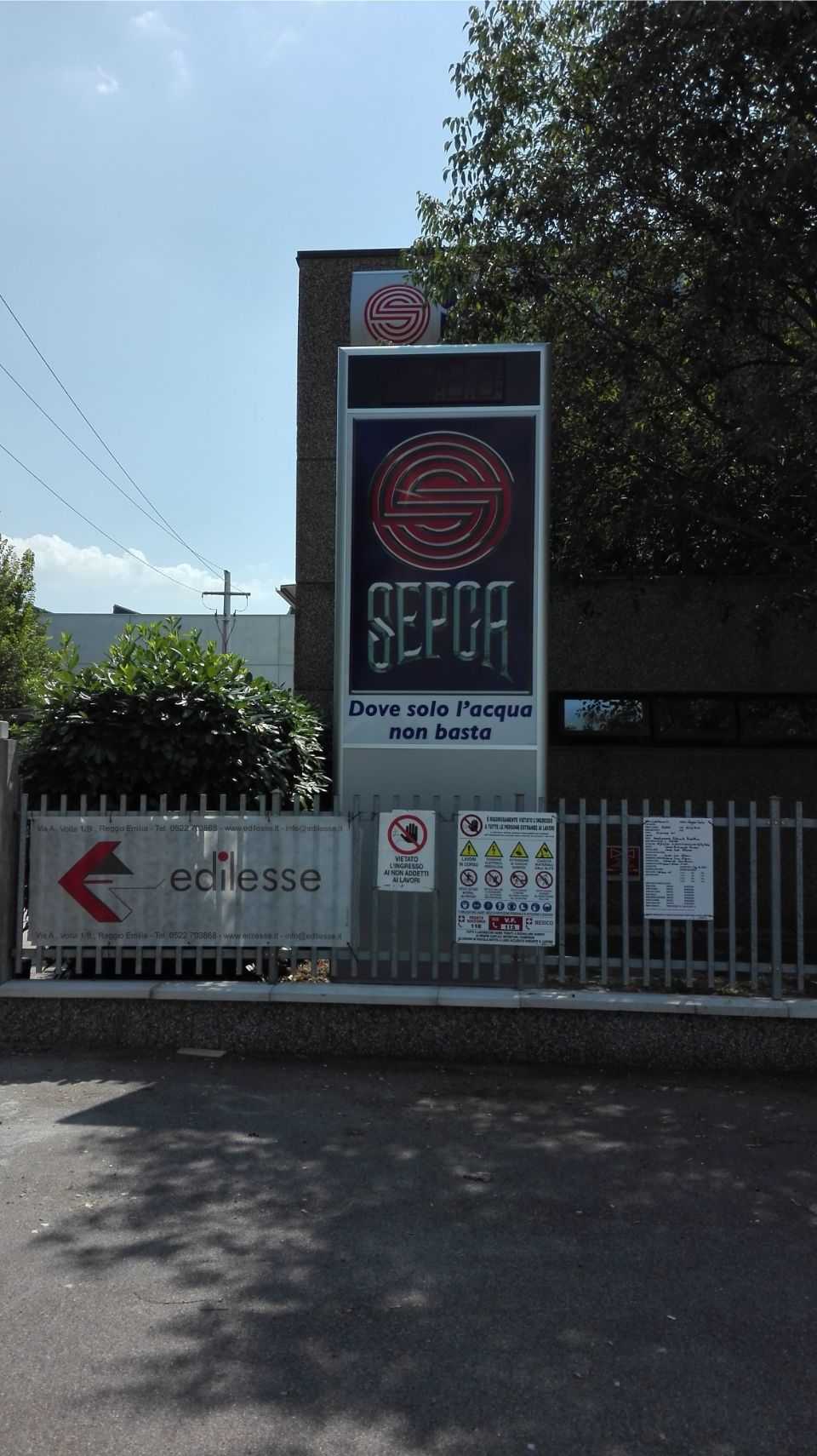 totem per la promozione di una ditta