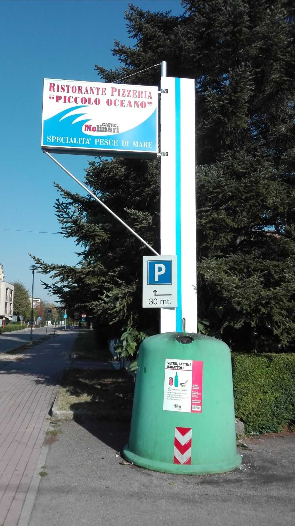 totem pubblicitario di un hotel