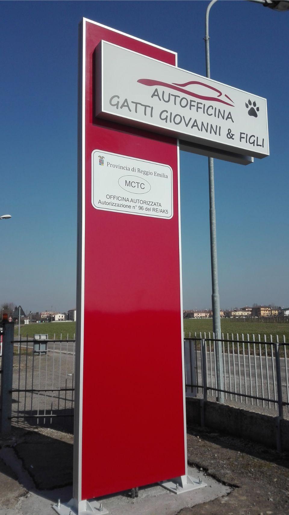 totem pubblicitario per un'autofficina