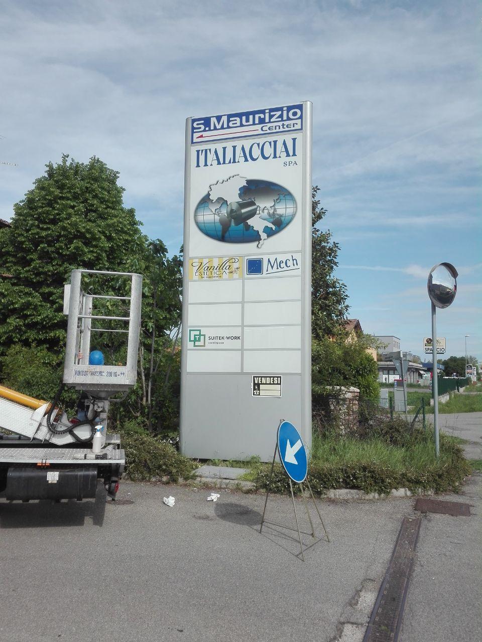 totem pubblicitario per aziende