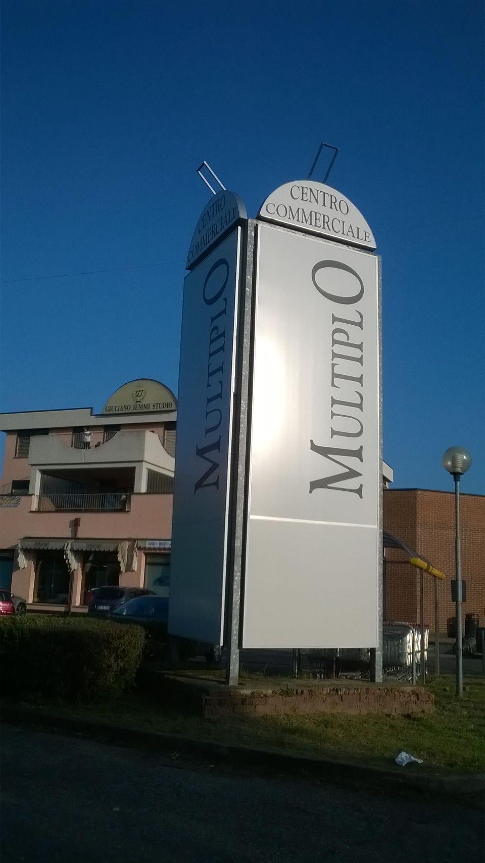 totem pubblicitario per attività aziendale