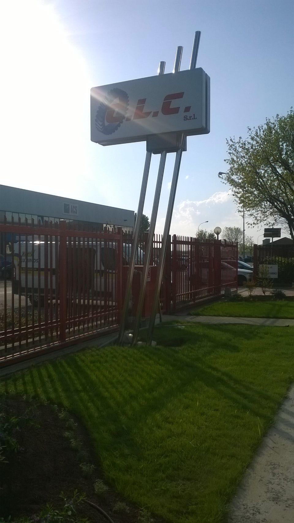 totem pubblicitario per attività commerciale