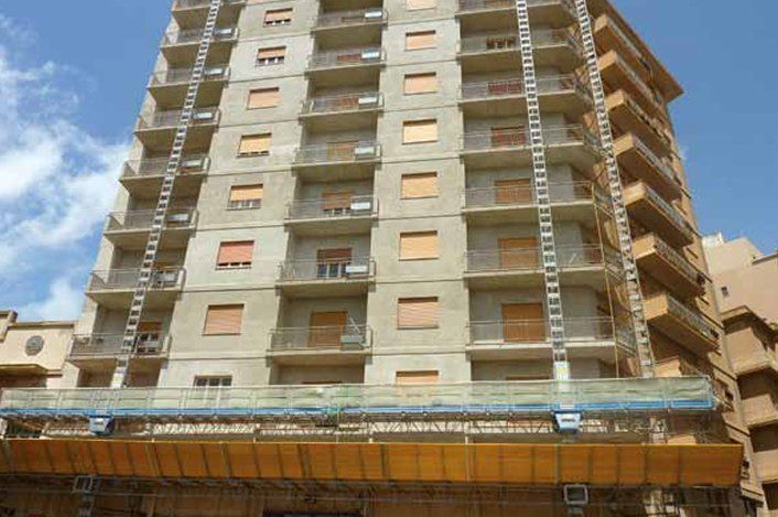 edificio con ponteggio t25