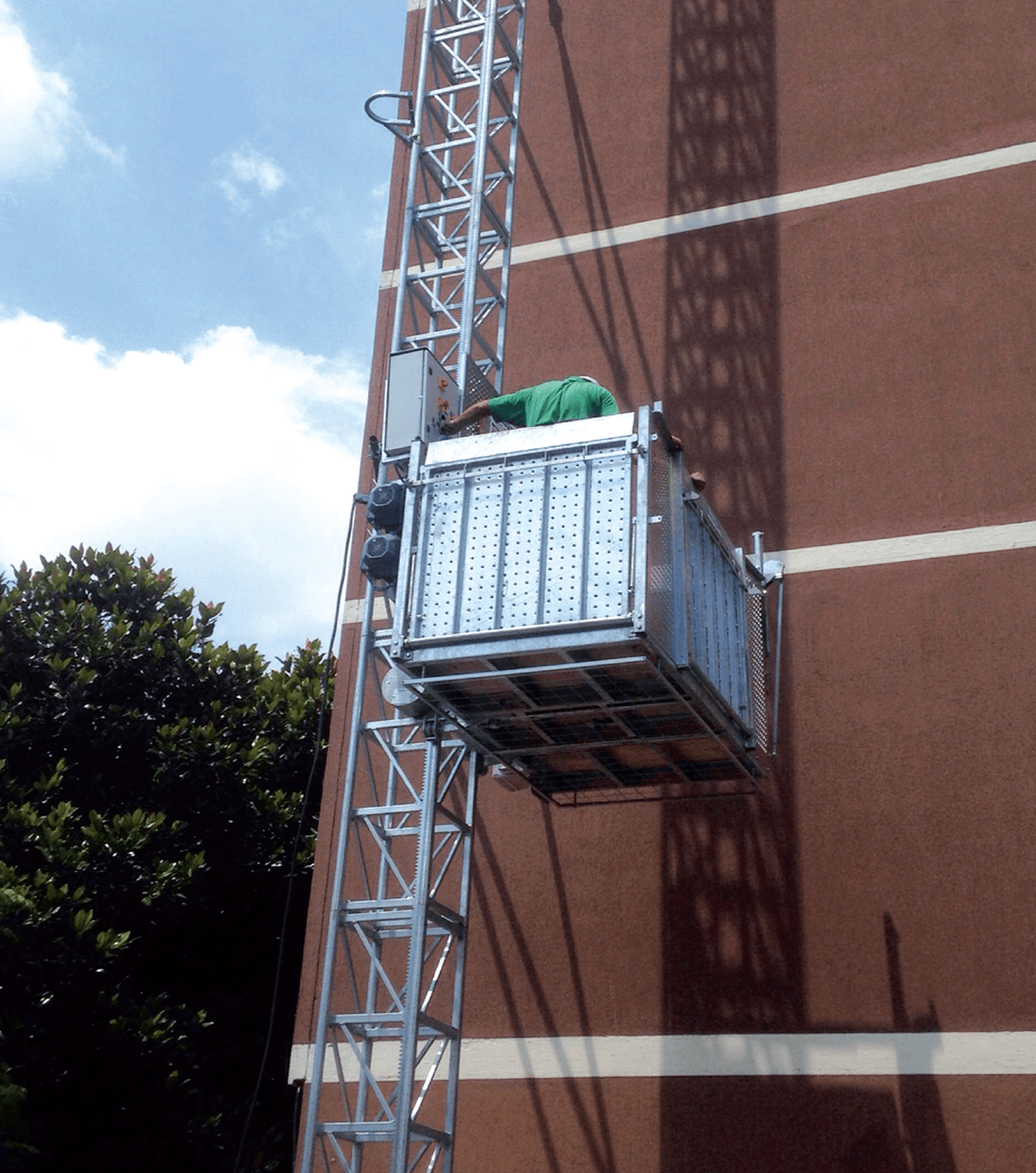 Ascensore con piattaforma di carico