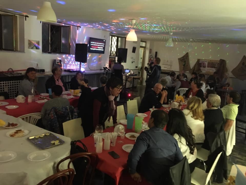 Un gruppo di persone è seduto ai tavoli in una stanza