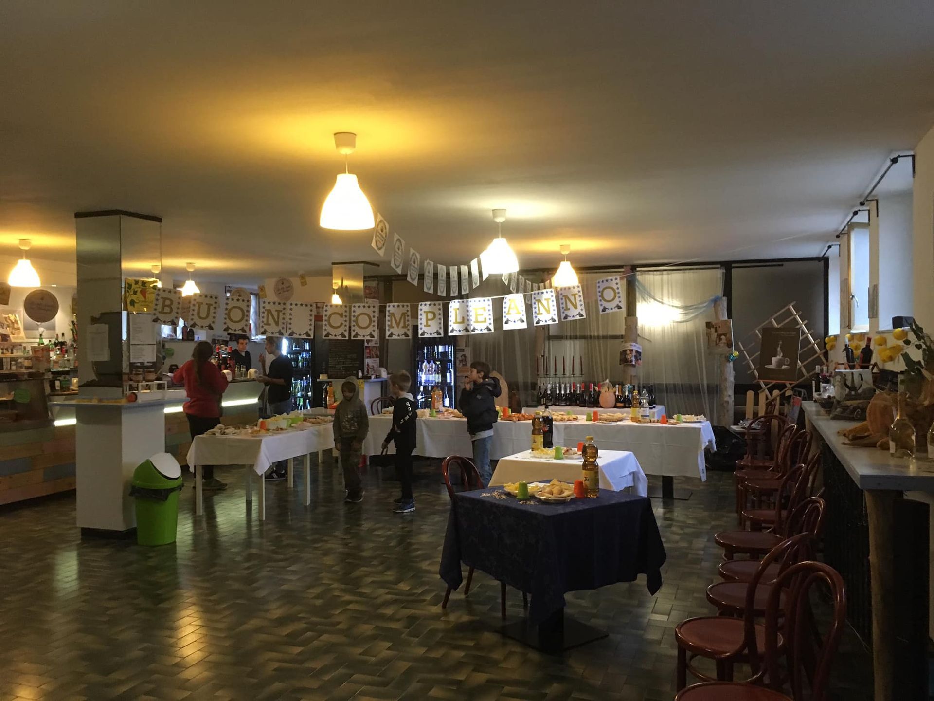 Una grande stanza con tavoli e sedie