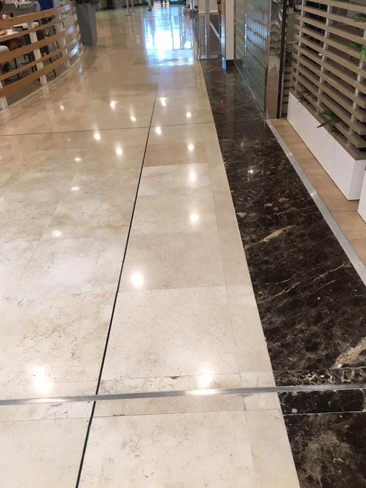 pavimento in marmo bianco e nero