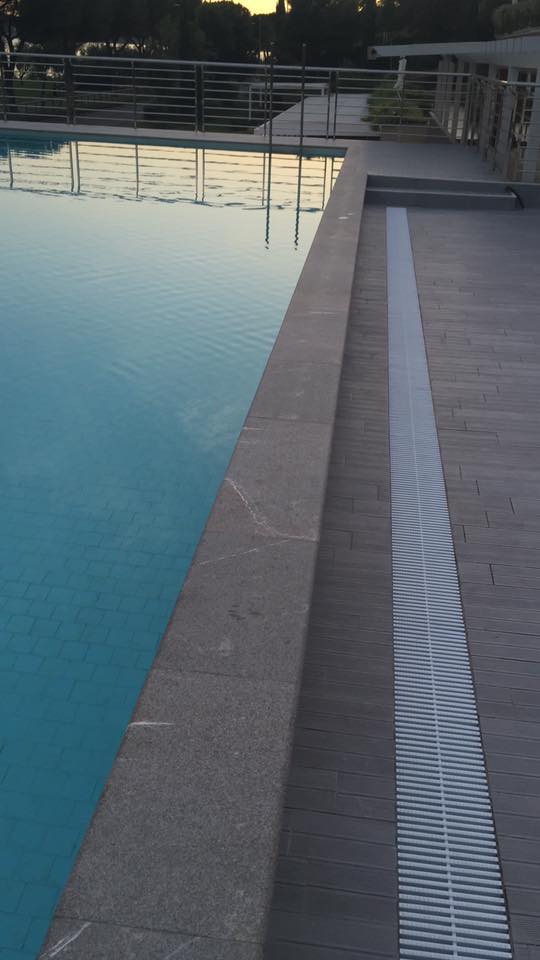 bordo piscina in pietra naturale