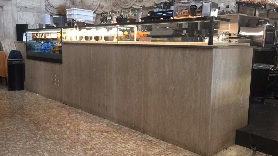bancone di un locale con rivestimento in marmo
