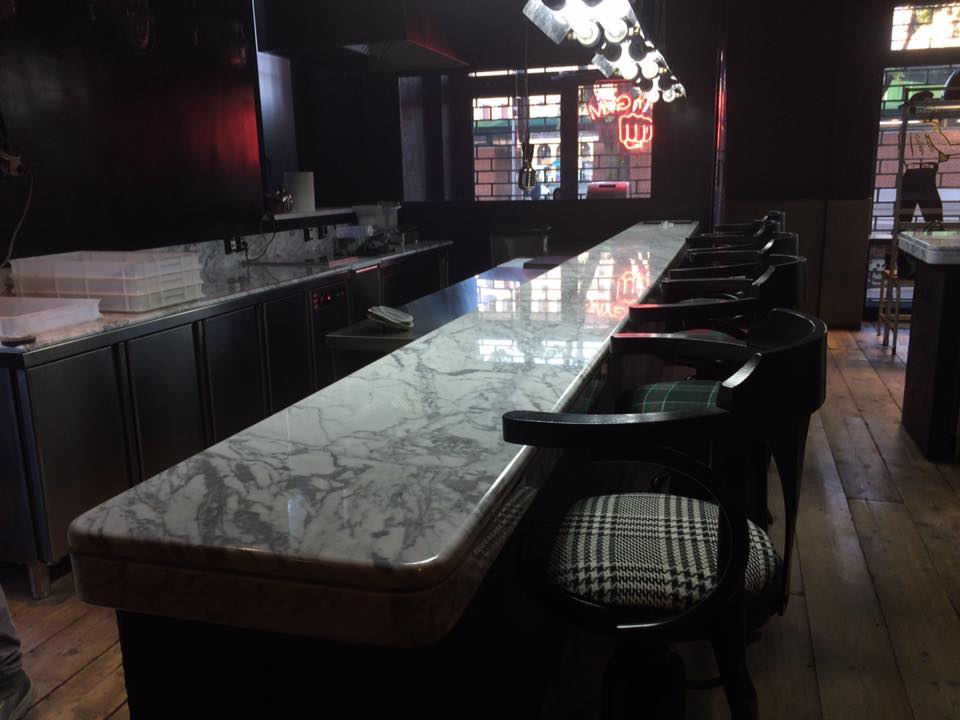 bancone con rivestimento in marmo