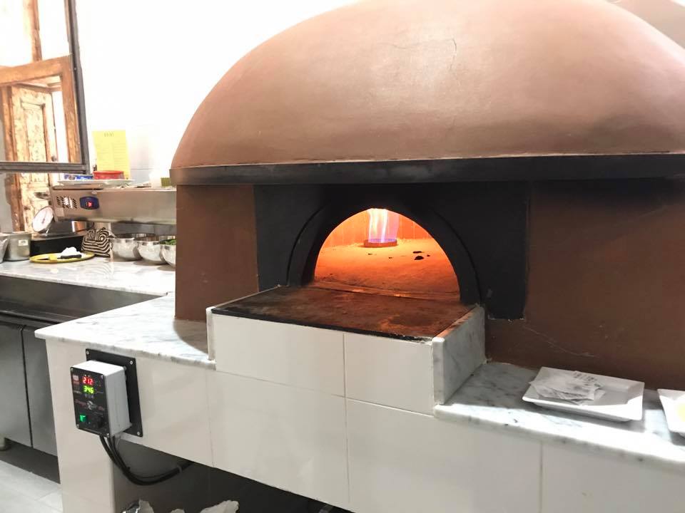 camino in pietra per ristorante