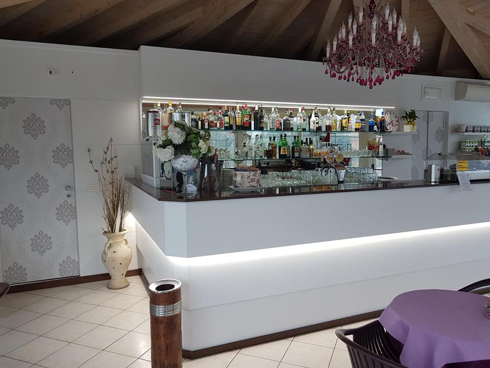 bancone in pietra per bar