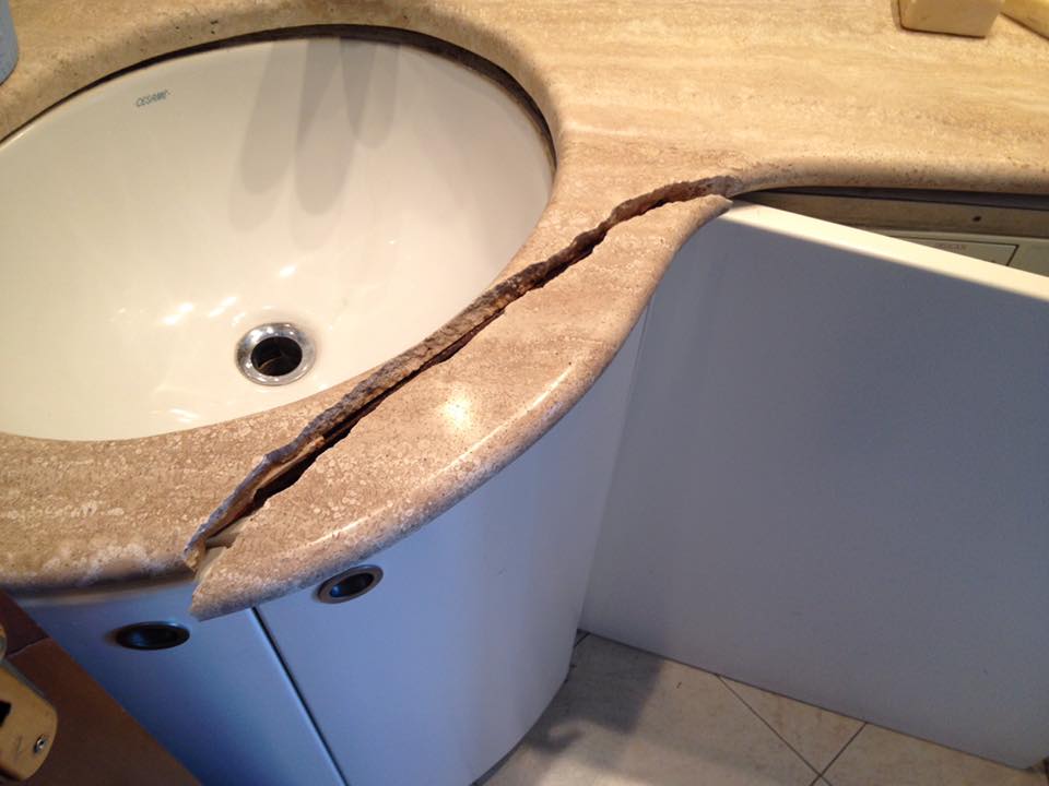 riparazione di un mobile bagno con piano in pietra