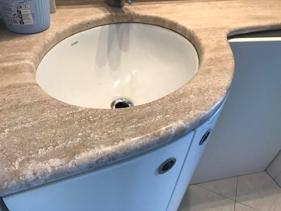 mobile bagno con piano in marmo