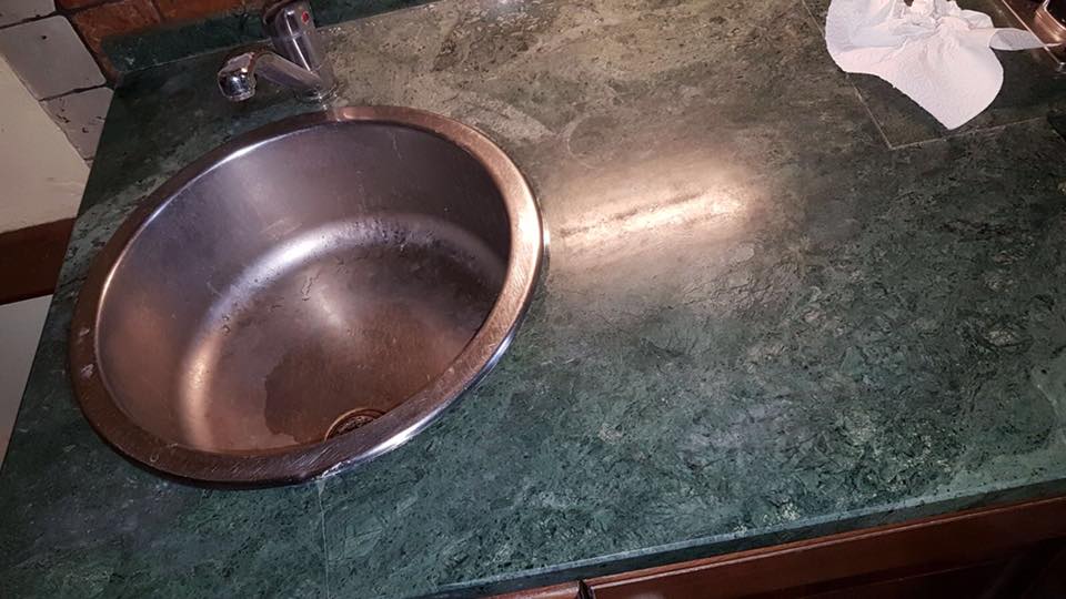 mobile per bagno in marmo