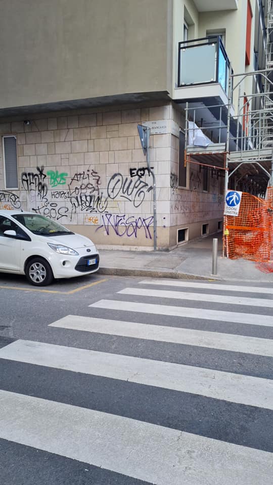 parete in pietra con graffiti