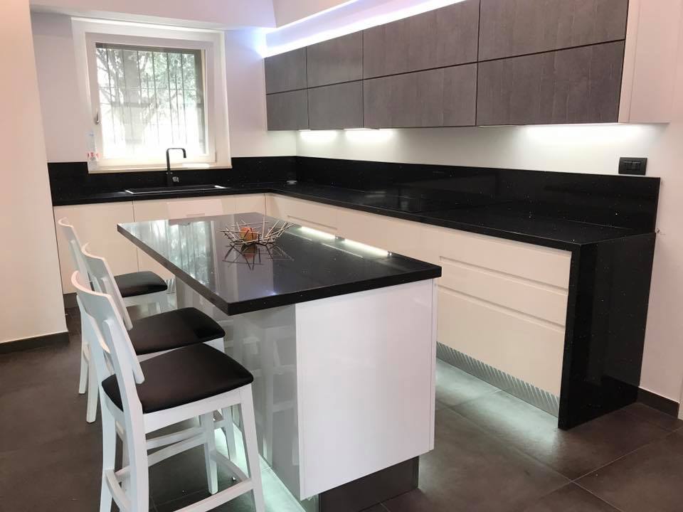 cucina con rivestimento in marmo nero