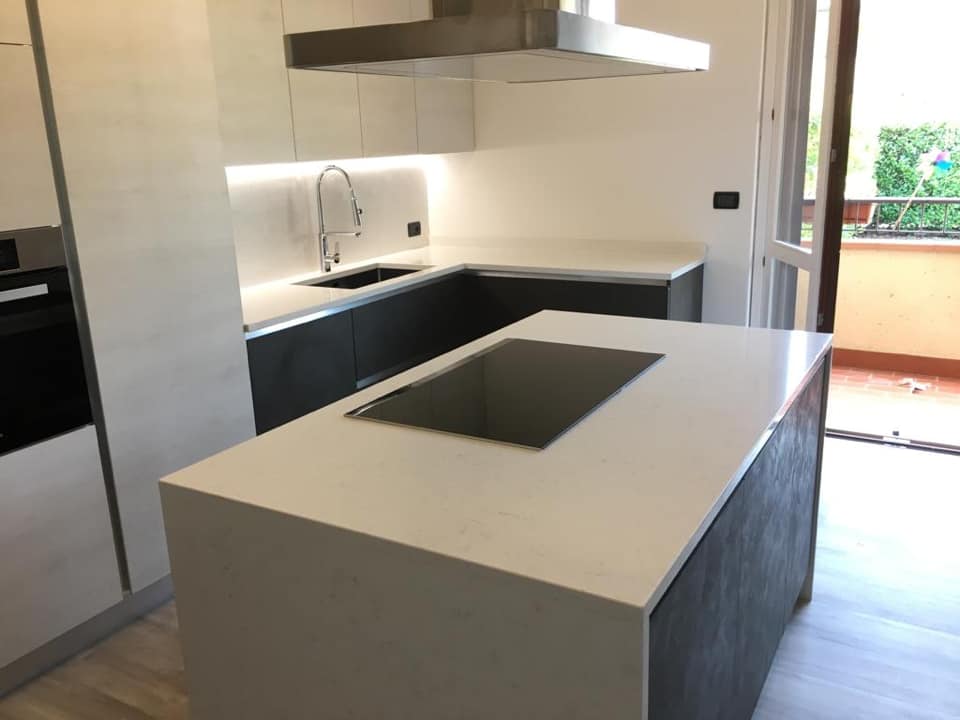 isola di una cucina in pietra naturale