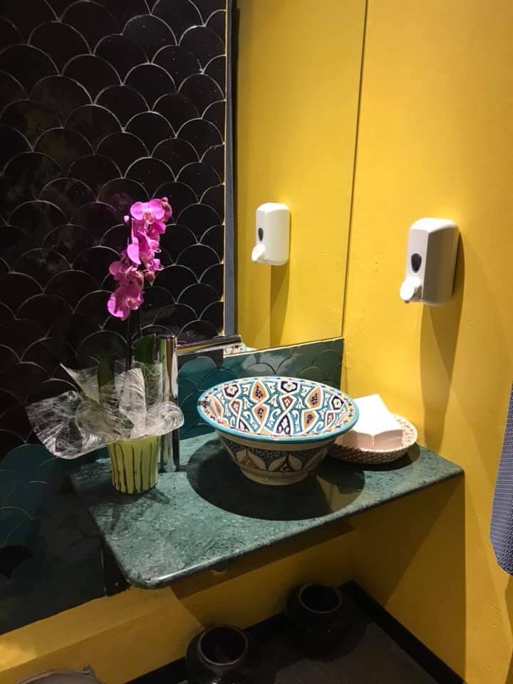 bagno con porta lavandino in pietra