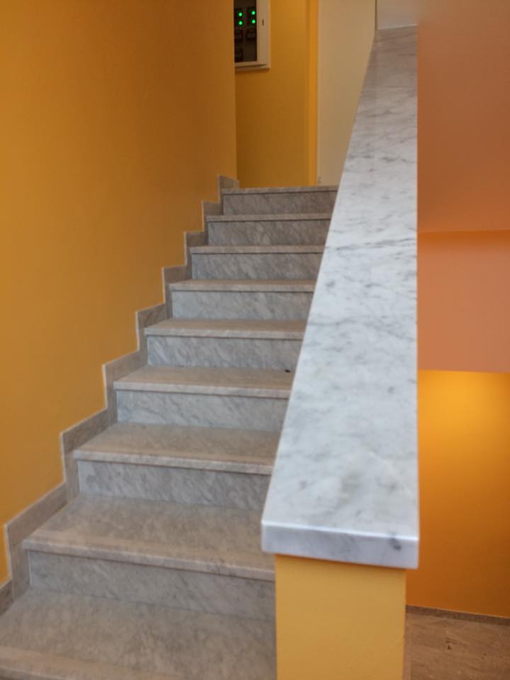 scale in marmo di un condominio