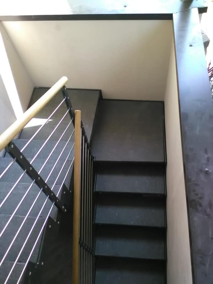 scala condominiale in marmo nero