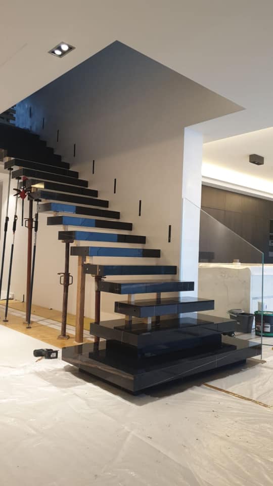 scala interna in marmo nero