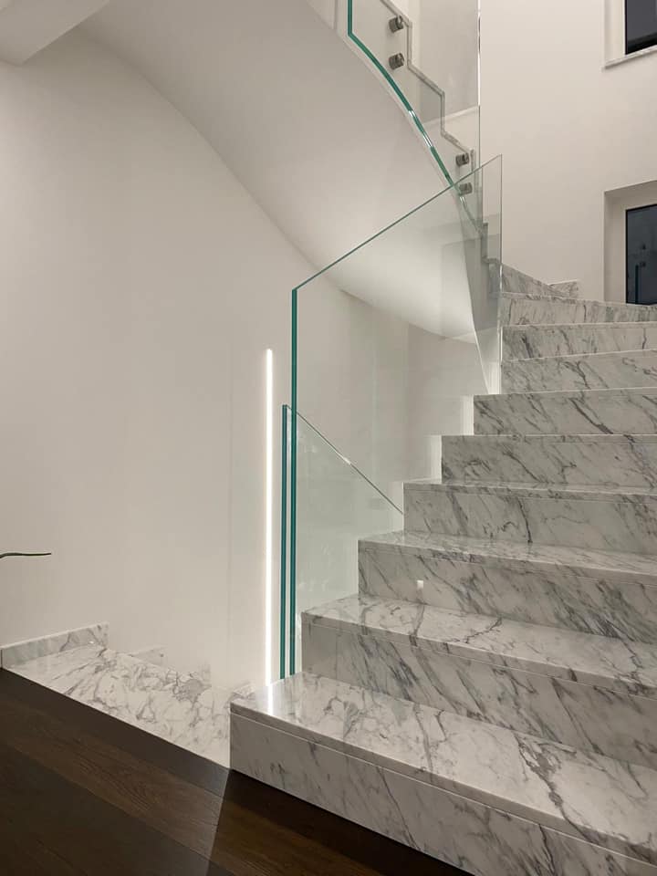 scala condominiale in marmo