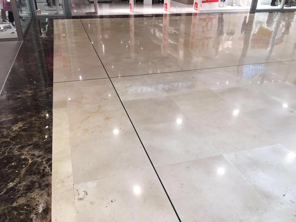 pavimento in marmo bianco di un palazzo condominiale