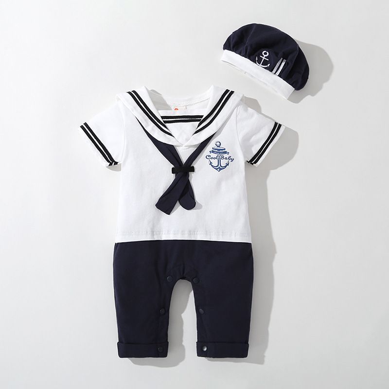 一名嬰兒穿著水手服，戴著帽子