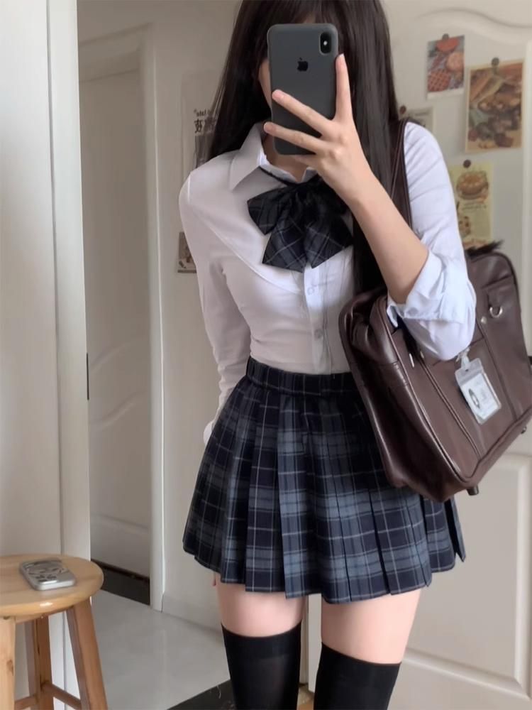 一名身穿校服的女孩正在用手機自拍
