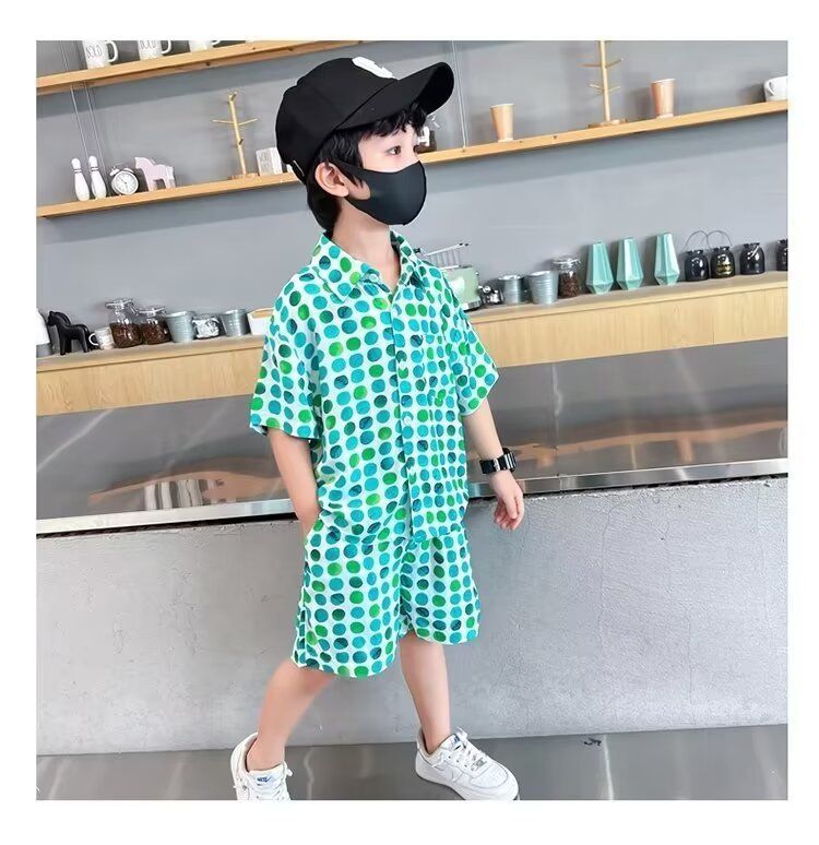 一個戴著口罩和帽子的小男孩站在櫃檯前。