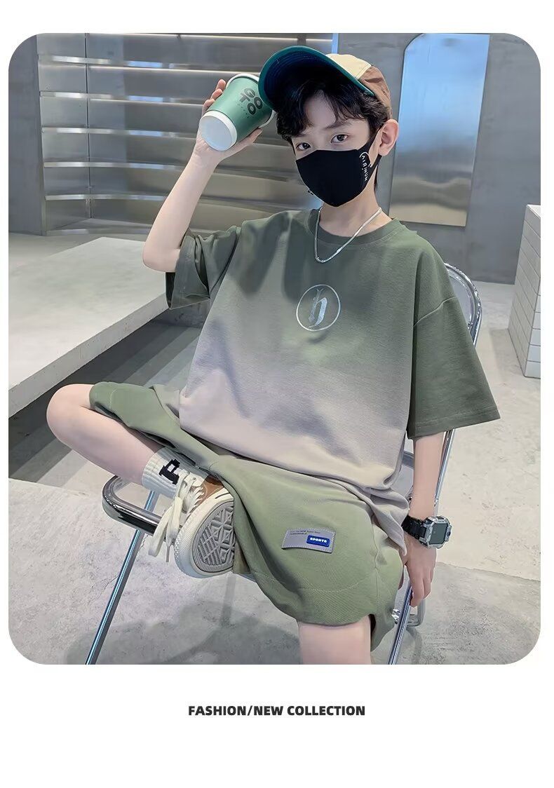 一個戴著口罩和帽子的男孩坐在椅子上，手裡拿著一杯咖啡。