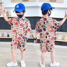 一個戴著口罩和帽子的男孩站在另一個戴著口罩和帽子的男孩旁邊。