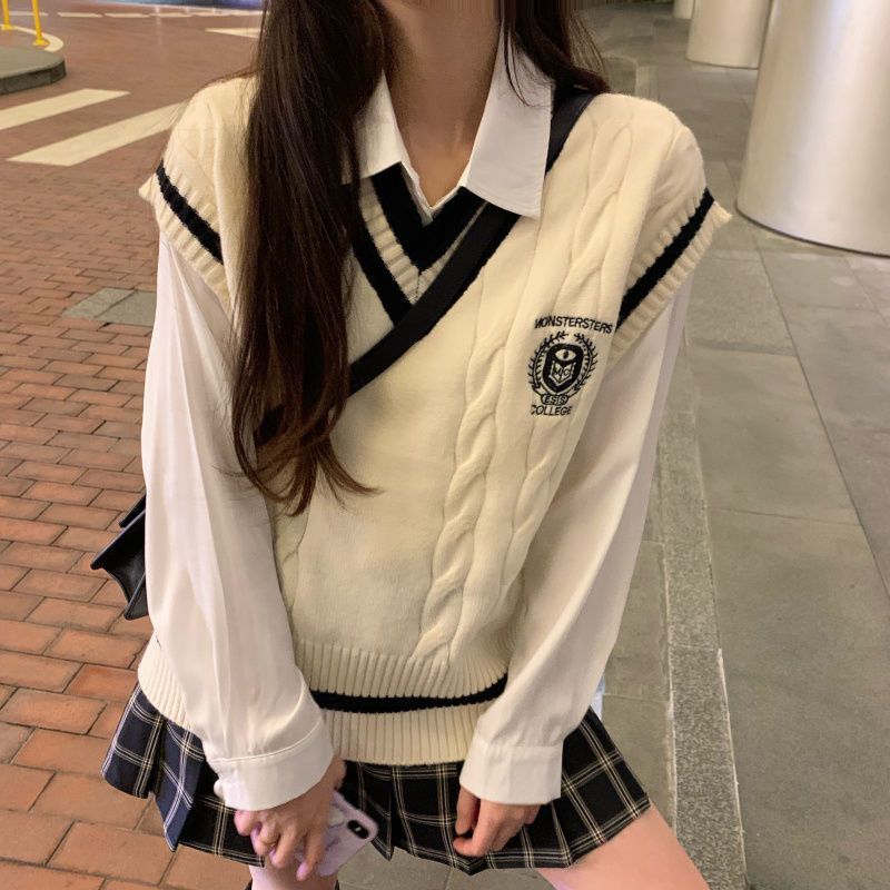 穿著毛衣背心和格子裙的女人