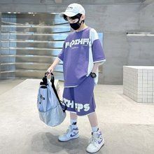 一名身穿紫色襯衫和短褲的男子手裡拿著一個包包。