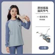 一個小女孩手裡拿著一隻絨毛玩具。