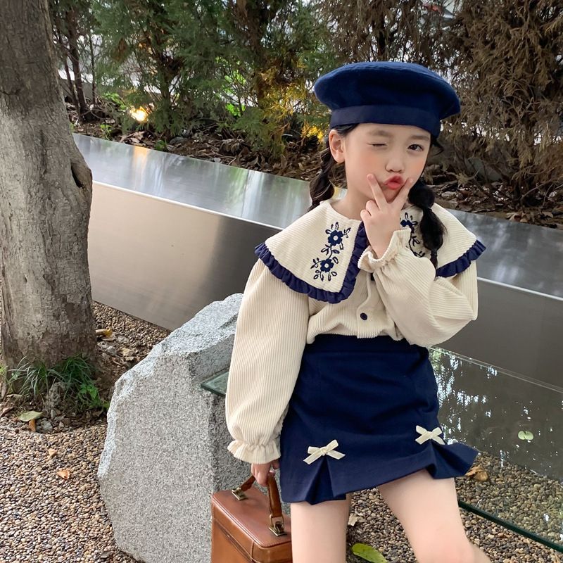 一個戴著藍色帽子和白色襯衫的小女孩